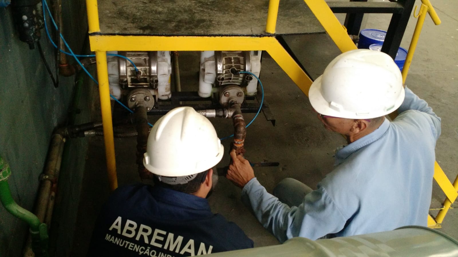 Equipe técnica executando manutenção industrial